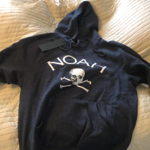  Äkta Noah hoodie  - Noah hoodie, mörkblå. Storlek S. Aldrig använd köpt för 1300. Säljs för 900, pris kan diskuteras 