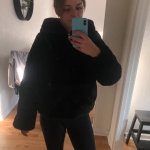 NA-KD JACKA st 34 - Jätte fin jacka från NA-KD som är köpt förra vintern. Bara använd 3-4 gånger så den är som ny. Betalningen sker via swish och betalaren står för frakten!💞