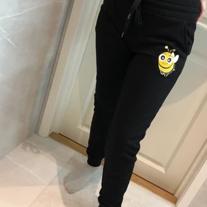 Mjukis - Super söta mjukis byxor med ett gulligt litet bi på från New Yorker. Helt oanvända, prislappen finns kvar. 