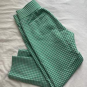 Gröna rutiga byxor från Zara ✨ Storlek L, insydda vid midjan. De är perkekta nu till våren 💚