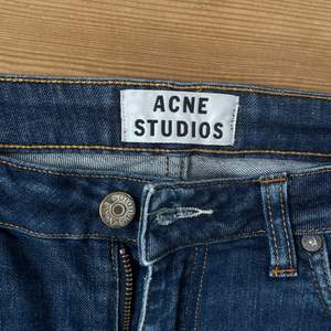 Tajta snygga Acne Studios jeans som jag säljer då dem inte kommit till någon vidare användning! I strl 36 och jag är 169 cm, har en liten repa på undre delen av rumpan💗