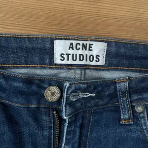Tajta snygga Acne Studios jeans som jag säljer då dem inte kommit till någon vidare användning! I strl 36 och jag är 169 cm, har en liten repa på undre delen av rumpan💗