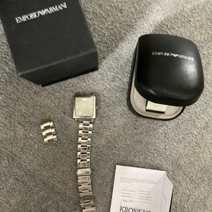 Emporio Armani klocka - Länken har gått av men det kostar nån hundra lapp att Sätta till baka hos urmakaren klockan är i gott skick och har box mm gott skick