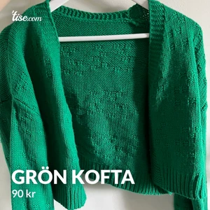 Grön kofta!  - Säljer denna gröna kofta pga den ej kommer till användning. Jättefin stickad och perfekt till sena sommarkvällar! 