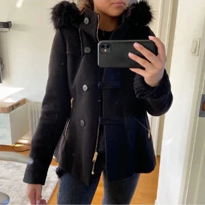 Snygg jackan - Säljer den här skit snygga jackn från Zara i strl 34/36❤️ Den är aldrig använd så den är i ett nytt skick (låmade bilder) ❤️ Man kan ta av och på pälsen❤️