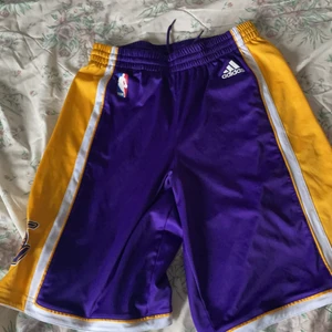 Lakers  - Säljer jättefina lakers shorts😻😻 köptes för 539 säljer för 400