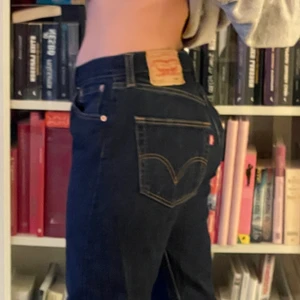 Levis 501 - stl. 28/32-29/32 - Nytt o fräscht, sitter som en smäck. Bär oftast 28/32 eller 29/32 i jeans eller 38. 