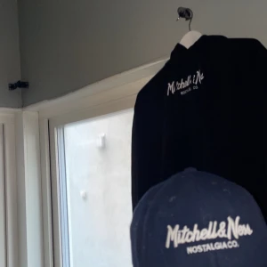 Mitchell & Ness kepsar - Hejsan!                                                                                 Säljer nu mina 2 Mitchell & ness kepsar i fint skick för 400kr för båda 2!