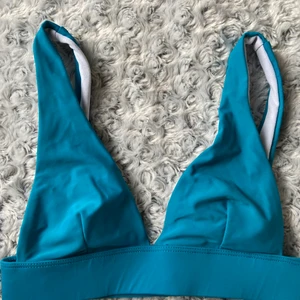Blå/turkos bikini topp💙 - Bikini topp i väldens finaste färg men tyvärr för liten för mig💙Bra material och sitter bra💚