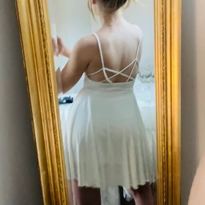 Student klänning  - En fin vitt klänning som passar perfekt till stundenten och sommaren🌸 Endast använd en gång! Är i storlek XS men passar även mig som är en S😊