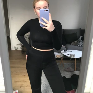 Byxor - Svarta raka byxor med dragkedja på sidan