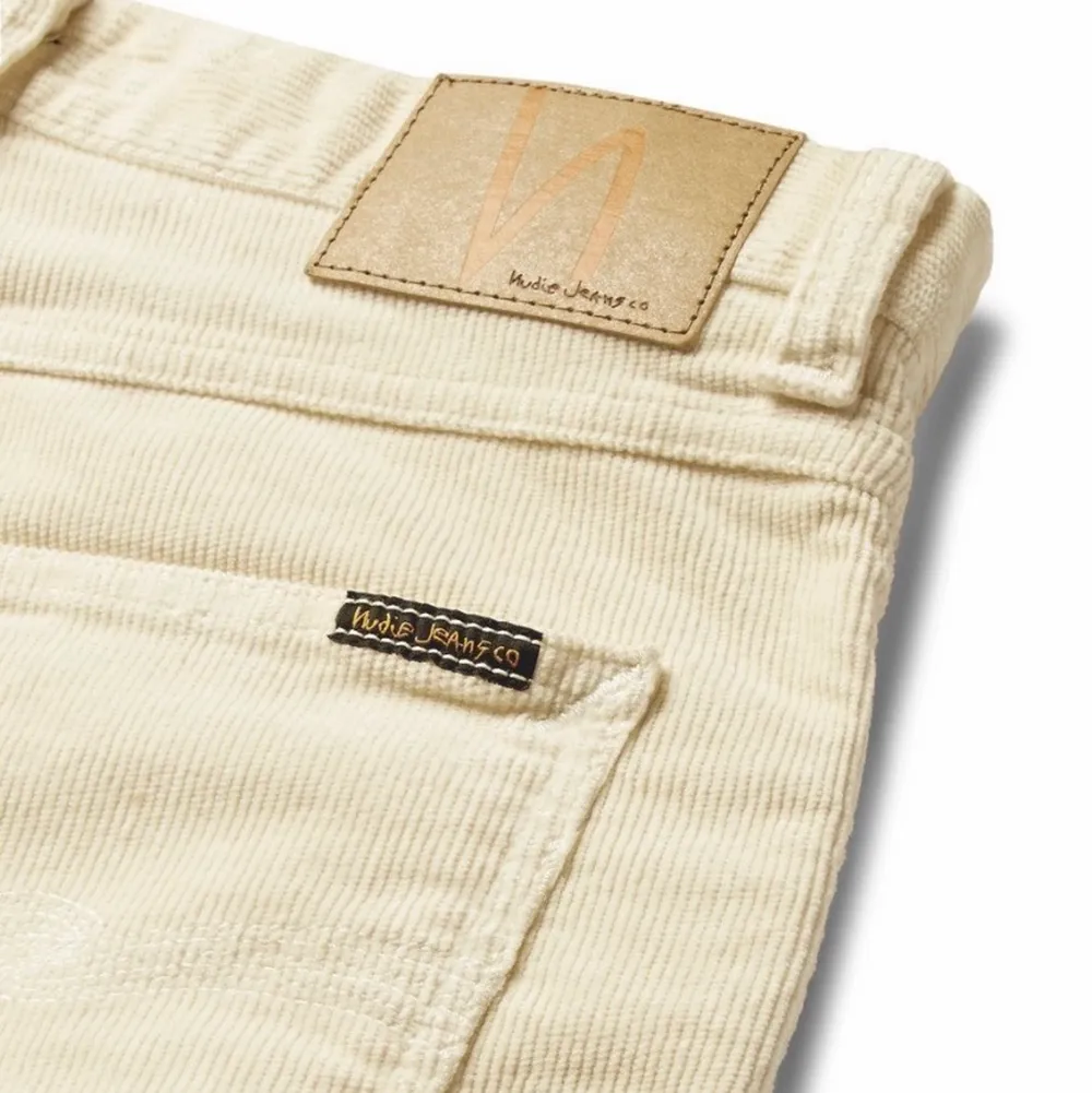 Helt ny Nudie jeans Steady Eddie Dusty white   Modell: Steady Eddie  Tvätt/Färg: Dusty white  Made in Italy  Stl: W30-L32  Midja mått 40cm x2 Längd: 106 cm  99% bumoll,1% Elastain. Jeans & Byxor.