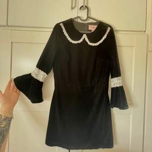 Super fin Wednesday Addams inspirerad klänning i sammet. Använd en gång för en photoshoot - nyskick. 