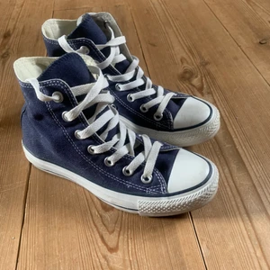 Converse  - Aldrig använda storlek 35. Pris 400 inklusive frakt.