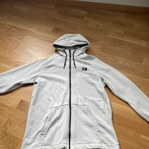 Nike tröja - Hoodie i bra skick. Bara använd ett fåtal gånger och självklart inga skador eller defekter. 