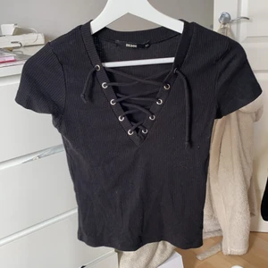 Svart topp - Knappt använd. Storlek xs från bikbok med snörning