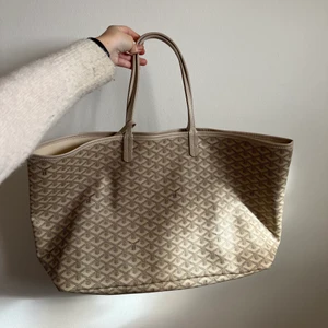 Goyard väska - En goyard väska som jag köpt secondhand, vet därför inte äkthet, men den är i fin kvalitet. 