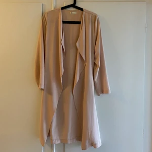 Trenchcoat Cubus strl S - Tunn trenchcoat från Cubus i storlek S. Pris: 75kr + ev fraktkostnad. Postas eller hämtas i Uppsala. 