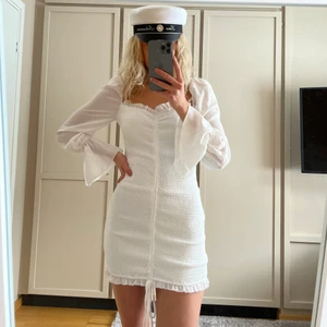 Studentklänning - Säljer denna populära vita klänning som är helt slutsåld i strl 36. Den är från Nelly och sitter superfint!! Köparen står för frakten! Bud från 450 💞🤍🥂 Helt oanvänd, endast testad! Prislappen sitter kvar