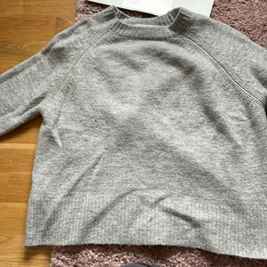 Grå stickad tröja - Superfin grå stickad tröja från mango, knappt använd