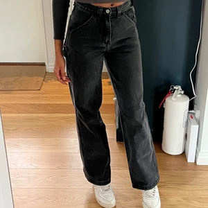 Jeans från Brandy Melville S - Jättefina jeans från brandy melville i storlek s. De är endast använda ett fåtal ggr och i mycker bra skick. Säljer pga att dem är lite små i midjan och lite korta. Är 176 cm och brukar ha storlek s/m.