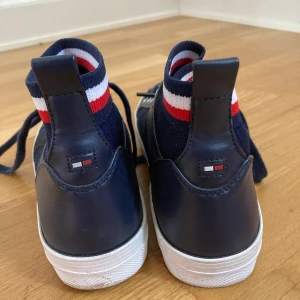 Converse från Tommy Hillfiger - Converse-liknande skor från Tommy Hillfiger. Köpta på butiken i Nee York. Använt endast två gånger.