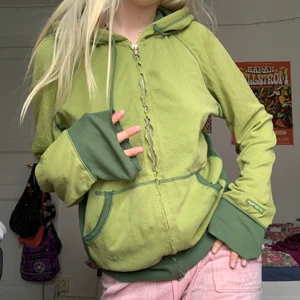 Grön zipup hoodie - Supercool grön zipup hoodie med coola detaljer på sömmarna 🤪