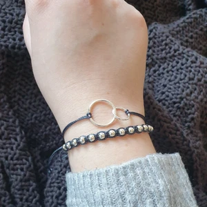 Dubbel armband  - Handgjorda öronhängen gjorda av sterling silver och röda bomullstofsar  On du vill köpa kontakta med mig eller du kan göra det direkt genom min hemsidan.   egnajewelry.com