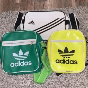 Adidas väskor - Säljer tre coola adidas väskor som knappt är använda. Alla tre, har inne- fickor och rymmer en hel del saker. Den vita har även en ficka där bak som man ser på sista bilden. Kom privat om du vill diskutera priser! 💚