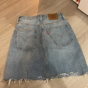 Levis jeanskjol storlek 23 - Säljer min super somriga Levis kjol som endast varit använd 3 gånger😍nästan nyskick och nypriset var 800kr