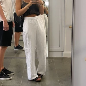 Linnebyxor  - Säljer mina vita slutsålda linnebyxor från hm. Köpta förra sommaren och använda endast en gång. Strl S men passar både större och mindre. Jag är 165 men skulle säga de passar någon som är runt 165 och uppåt. 💕