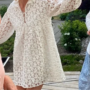 Studentklänning från zara - Säljer denna superfina klänning från zara som jag köpte på Tise, tyvärr var den inte min stil ): helt oanvänd m prislappen kvar. Passar perfekt nu till studenten och sommaren. Storlek XS men passar även S. Frakt ingår inte!!! KÖP DIREKT FÖR 500 + FRAKT