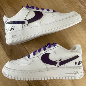 Custom air force 1 - Custommade air force 1 med en lila ”broken swoosh” och lila ”off white” snören 💜 storlek 38✨ 1300+frakt   Instagram - elacustom 
