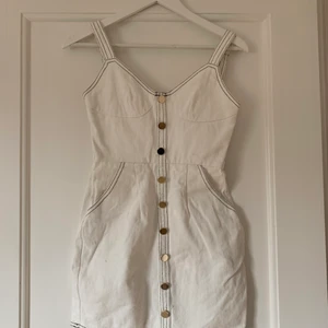 Klänning ifrån sabo skirt  - Superfin vit denim klänning ifrån sabo skirt, storlek XS🌸 Se passform på andra bilden, bältet tillkommer💕 Köparen står för frakten! 