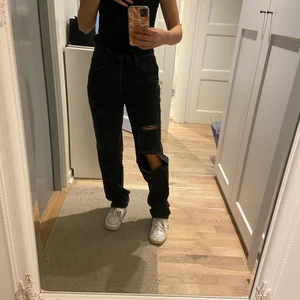 Slutsålda jeans från ZARA - De populära Zara jeansen med hål! Sjukt snygga men har kommit till för lite användning! Storlek 36💗💗