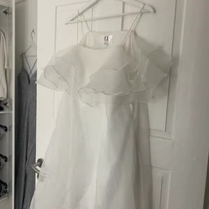 Studentklänning - Det tillhör ett vitt band att knyta i midjan. Endast använd vid ett tillfälle. Som ny!