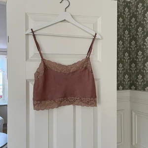 Rosa Croptop  - Sött linne från Brandy Melville, one size. Sparsamt använd.                                                                           Alla plagg är tvättade innan frakt. ✨ köparen betalar frakt ✨
