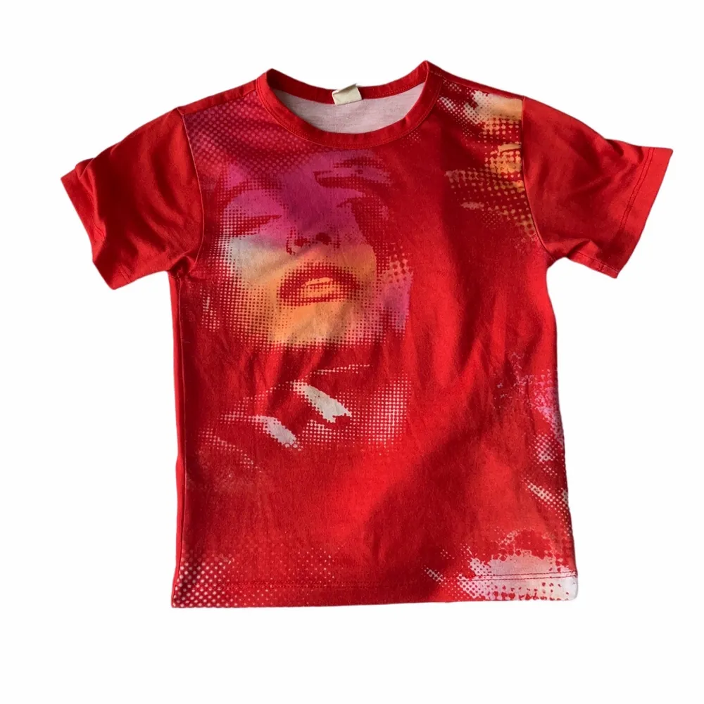 Graphic baby tee från urban outfitters i stl S. T-shirts.