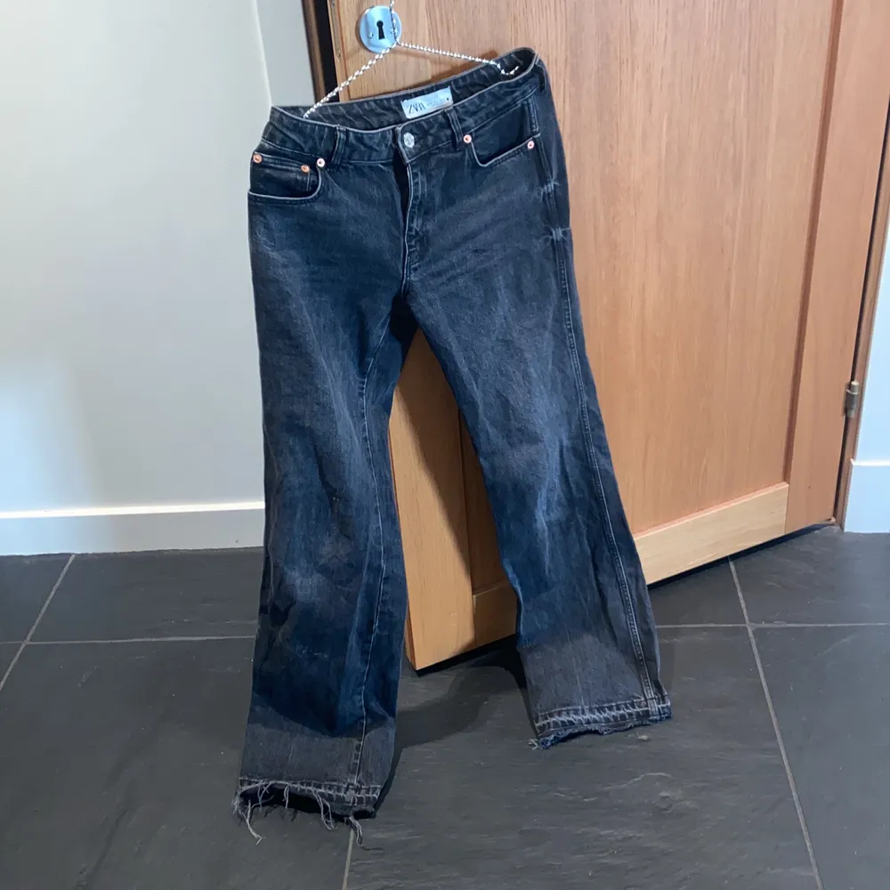 Zara straight mid jeans . Jeans & Byxor.