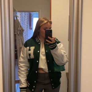 Baseballjacka - Väldigt häftig jacka, bra skick, säljes för kommer till ingen användning. Går att pruta ned något beror på popularitet ellr inte 