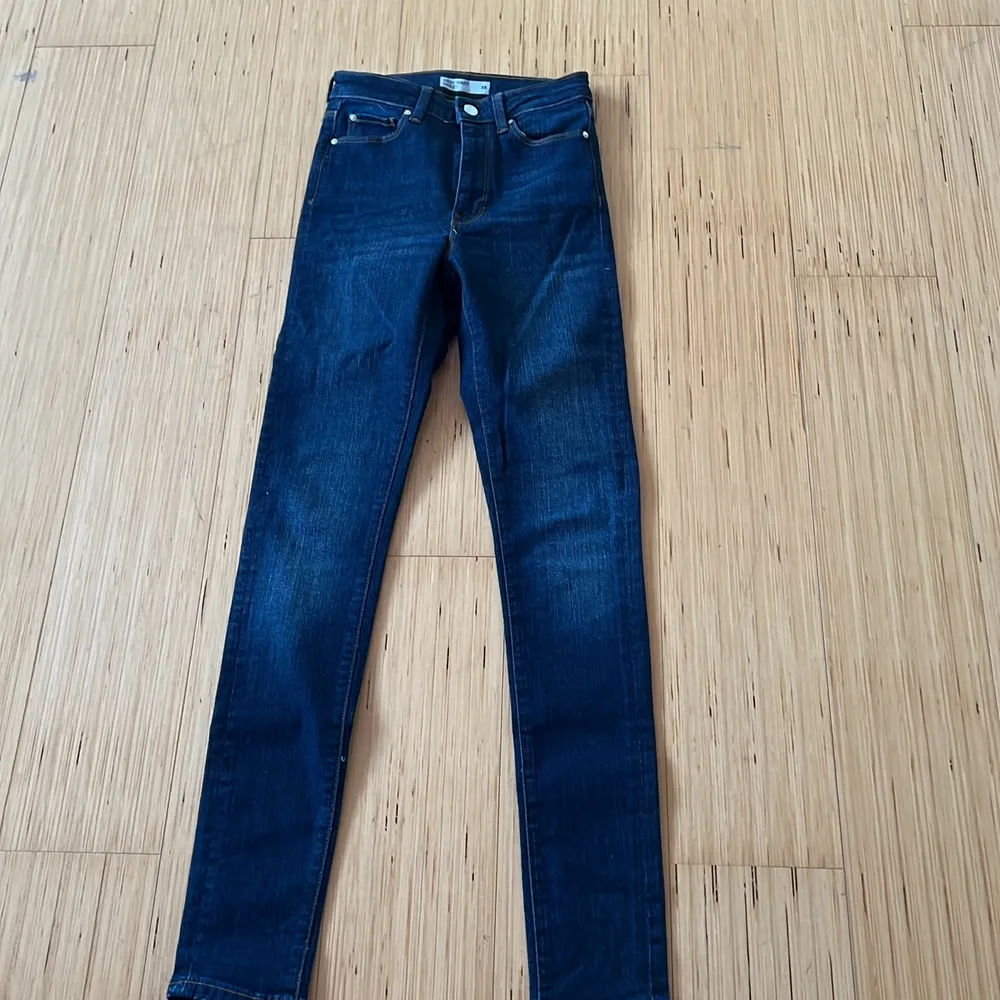 Säljer dessa fina skinny mörkblå jeans, de är helt nya men prislappen är av, de är i storlek xs, säljer de för 100 kr+frakt. Jeans & Byxor.