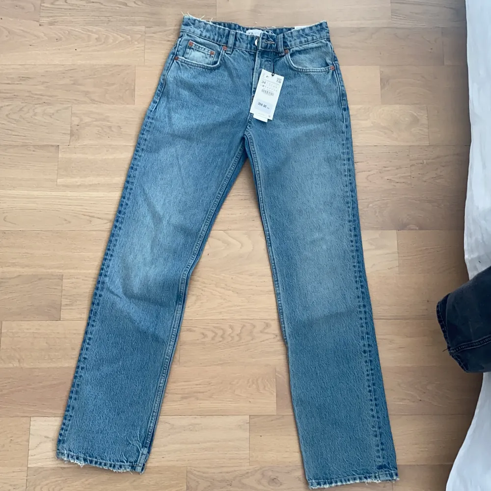 Storlek 34, passar helt perfekt inför sommaren buda privat från 250kr helt nya!!!!😝❤️. Jeans & Byxor.