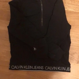En sweatshirt - Jag tänkte att jag kunde sälja denna fina sweatshirten från Calvin Klein. Tröjan är använd ett par fåtal gånger men är i väldigt bra skick. Skriv gärna om du har funderingar🥰