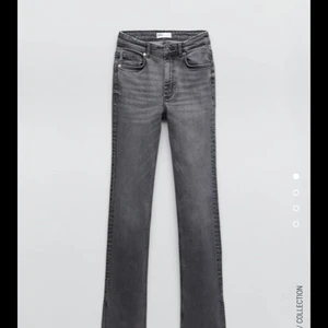 Gråa jeans med slit - Lägger upp igen pga oseriös köpare! Ett par gråa sjukt snygga jeans från Zara med slit där nere, använda 1-2 gånger så i nyskick! Säljer då de inte kommer till användning längre, jag är 163 och de är perfekt i längd!💗💗