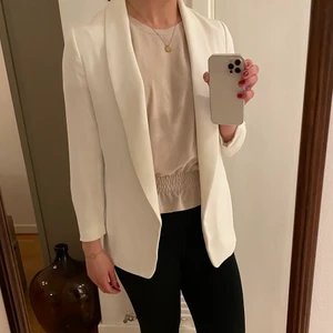 Vit kavaj - Vit kavaj från H&M. Perfekt till sommarens fester! Fodrad men väldigt sval och smidig i materialet vilket gör den skön att ha även varma dagar. 