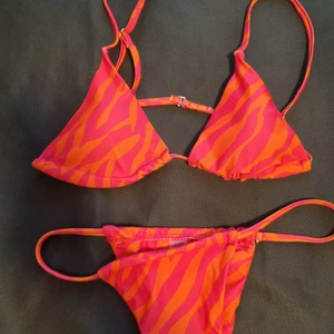 Bikini stl S - Rosa/orange zebra mönstrad bikini. Justerbara band. Srl S. Aldrig använd. Köparen står för frakten 👙