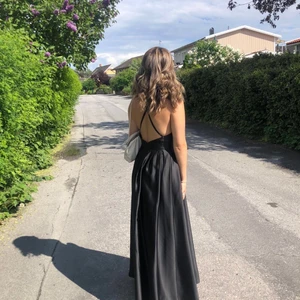 Balkläning  - Jag säljer denna fina fina silkeskläning. Köpte den förra året för 1000kr på Nelly.com. Säljer den pågrund av att jag har använt den 1 gång och det var på min bal i nian, har ingen användning av den längre. Den är exakt som ny och passar mig som är 1,56 cm. Köparen betalar frakten.