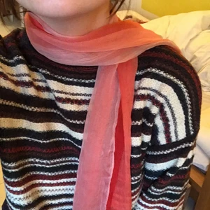 sjal - röd sjal, ganska tunn. säljer en till sjal, båda för 50kr