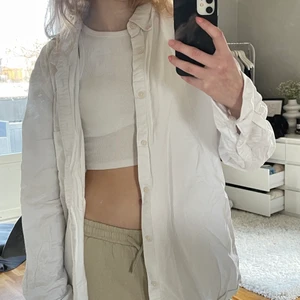 Oversized vit shorta från weekday - Säljer denna drömiga shorta som tyvärr aldrig blivit använd. Den är perfekt nu till i sommar och är sjukt trendig. Den är även bekväm och är i storlek S men passar även xs och m. Köptes för 400 säljer för 150kr