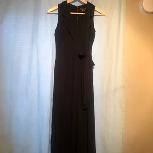 Byxdress med 3/4 ben från PRIMARK strl36 - Svart byxdress med 3/4 vida ben, dragkedja i bak och snöre som detalj i midjan!🌸 Aldrig använd, storlek 8/36  